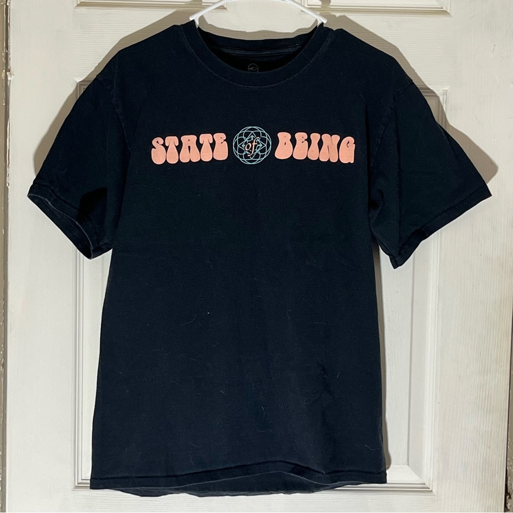 State of Being Black Graphic Tee Dravus Meditation Chakra Art Sz M